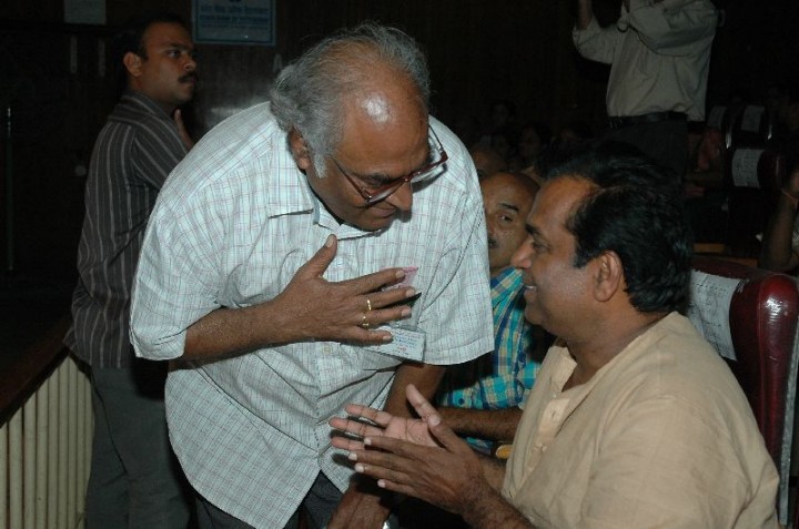 ../Images/Artist Chandra with movie star Brahmanandam.jpg